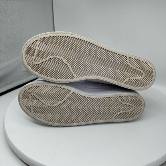 Nike Women's Blazer Low Platform Triple White Sneaker Size 9 - Picture 16 of 16